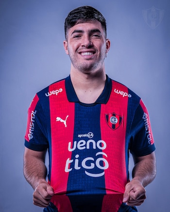Ignacio Aliseda con la camiseta de Cerro Porteño