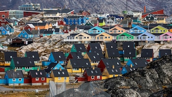 Ilulissat en la costa occidental de Groenlandia ofrece fiordos declarados patrimonio de la humanidad casas coloridas y paisajes glaciares (REUTERS/Hannibal Hanschke)