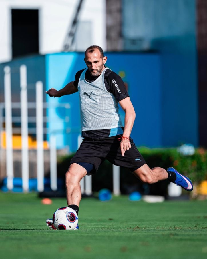 La experiencia de Hernán Barcos fue uno de los aspectos más destacados por Roberto Mosquera. El entrenador ve en el atacante un referente capaz de elevar la exigencia interna. (Sporting Cristal)