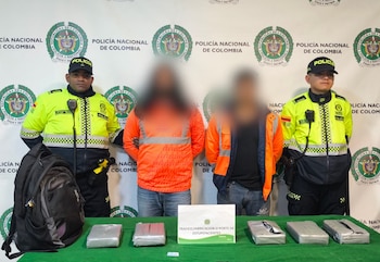 Dos operadores aeroportuarios fueron capturados tras el hallazgo de cerca de siete kilogramos de una sustancia que, por sus características, se asemejaba al clorhidrato de cocaína dentro de sus casilleros en el aeropuerto El Dorado - crédito Mebog