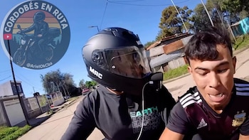 El influencer registra el intento de robo mientras conducía su moto en Córdoba