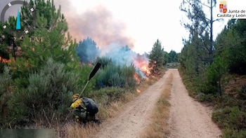 Baja a gravedad 0 el incendio de Porqueros (León) y queda abierta la vía férrea entre Vega-Magaz y Monforte