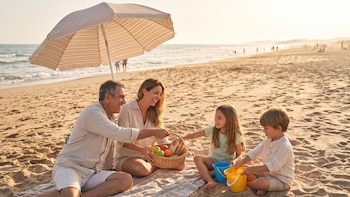 El verano todavía no ha terminado: los mejores destinos de playa para viajar con niños este septiembre