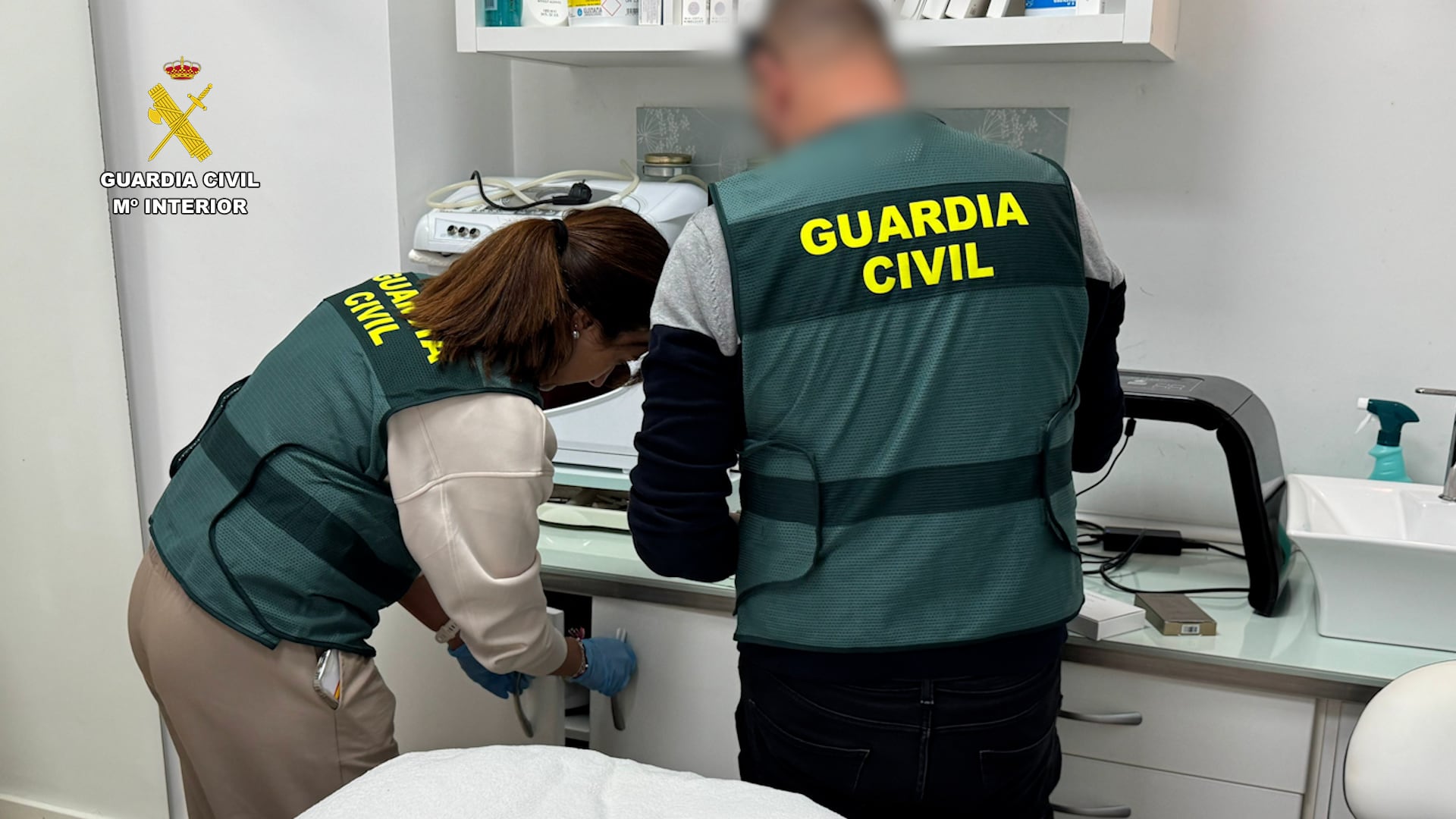 La Guardia Civil durante un registro en una de las clínicas ilegales. (Guardia Civil)