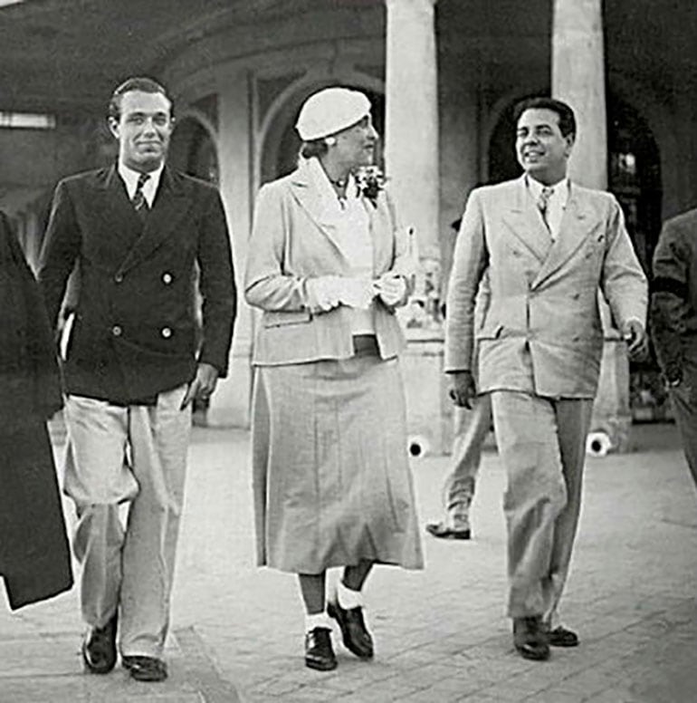 Adolfo Bioy Casares, Victoria Ocampo y Jorge Luis Borges en la Rambla de Mar del Plata, en 1935.