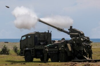 Soldados filipinos disparan un obús