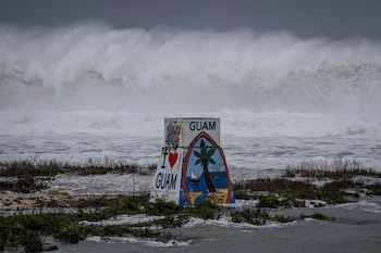 Grandes olas rompen contra la costa en una playa mientras el supertifón Bavi, pronosticado para Guam, se acerca (Yuichi YAMAZAKI/AFP)