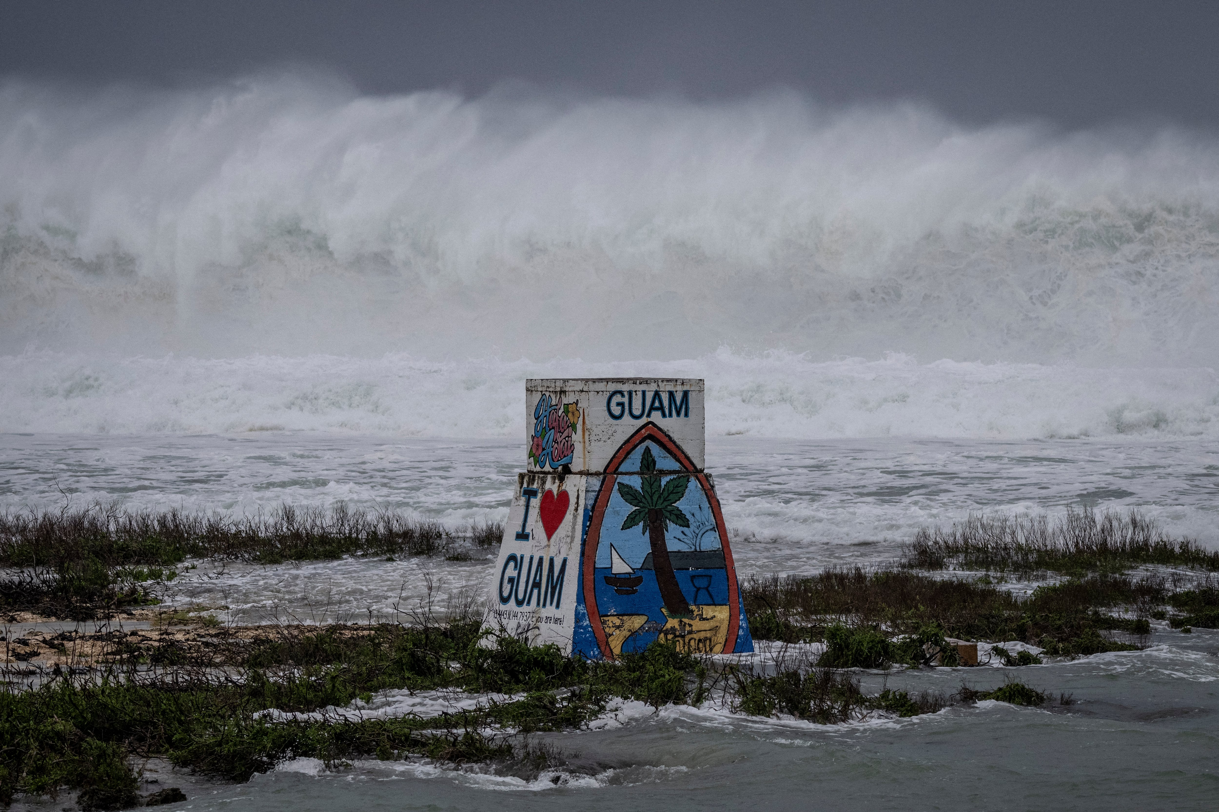 El fuerte oleaje golpea la costa de Guam (AFP)