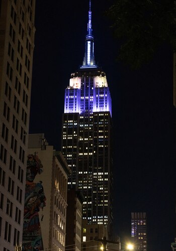 El incónico edificio Empire State Building, en Manhattan, lució purpura, el color de la realeza, tras la muerte de Isabel II (REUTERS/Caitlin Ochs)
