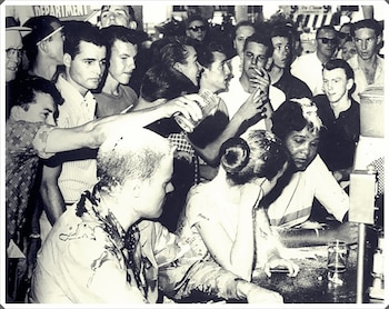 Activistas hostigados con azúcar, kétchup,