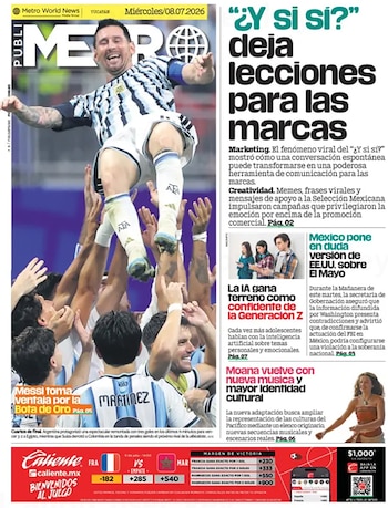 Lionel Messi sonríe levantado en el aire por sus compañeros de la Selección Argentina, quienes lo sostienen con los brazos en alto durante una celebración