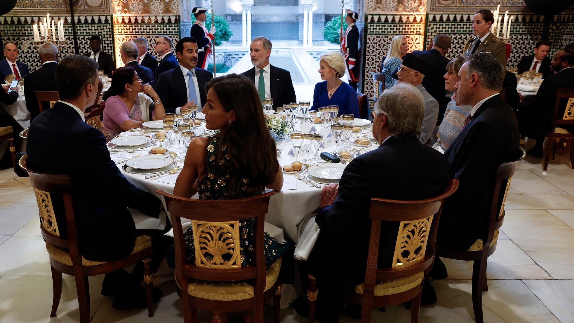 El rey Felipe VI de España (centro) conversa con el emir de Catar, el jeque Tamim bin Hamad Al Thani (tercera izquierda), la presidenta de la Comisión Europea, Ursula von der Leyen (cuarta derecha), el primer ministro de Nepal, Khadga Prasad Sharma Oli (tercera derecha), la esposa del primer ministro español, Begoña Gómez (segunda derecha), el presidente de Uruguay, Yamandu Orsi (derecha), el secretario general de la ONU, Antonio Guterres (segundo derecho), el primer ministro Pedro Sánchez (izquierda) y la esposa del primer ministro nepalí, Radhika Shakya (segunda izquierda) (AFP)