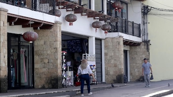 El aumento de locales desde 2023 impulsó controles estatales y reavivó reclamos empresariales por reglas parejas, apoyo a la producción local y una estrategia económica más allá de la supervisión (EFE)