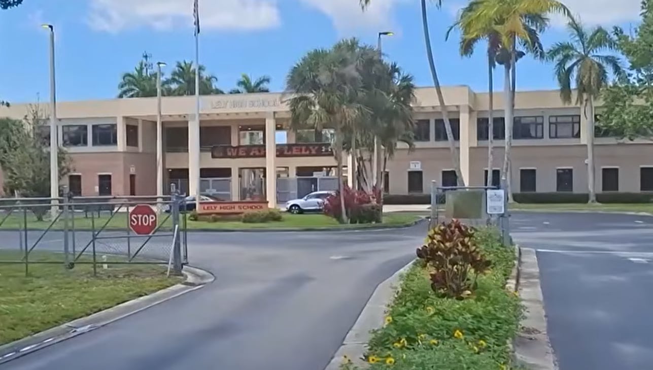El hallazgo de fentanilo y cocaína en la mochila de un profesor de la Escuela Secundaria Lely en Florida provocó su arresto y el inicio inmediato de un proceso de despido (ABC)