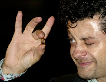Serkis destaca la conexión emocional entre el público y Gollum, aludiendo a la identificación con temas como la dualidad y las adicciones (REUTERS/Lee Besford)