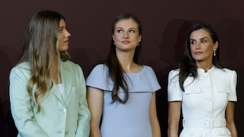 El rey Felipe VI, la reina Letizia, la princesa Leonor y la infanta Sofía durante la firma del papa León XIV (no en la image) en el libro de honor antes de la misa del Corpus Christi en Cibeles este domingo, en Madrid. (EFE/ Chema Moya).