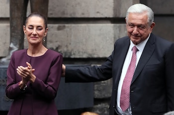 : En un evento histórico, la Dra. Claudia Sheinbaum se convertirá en la primera Presidenta de México, luciendo un vestido de color marfil que rinde homenaje a la riqueza cultural y artesanal del país. (EFE/Mario Guzmán)