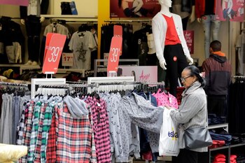 Una consumidora revisa ropa en