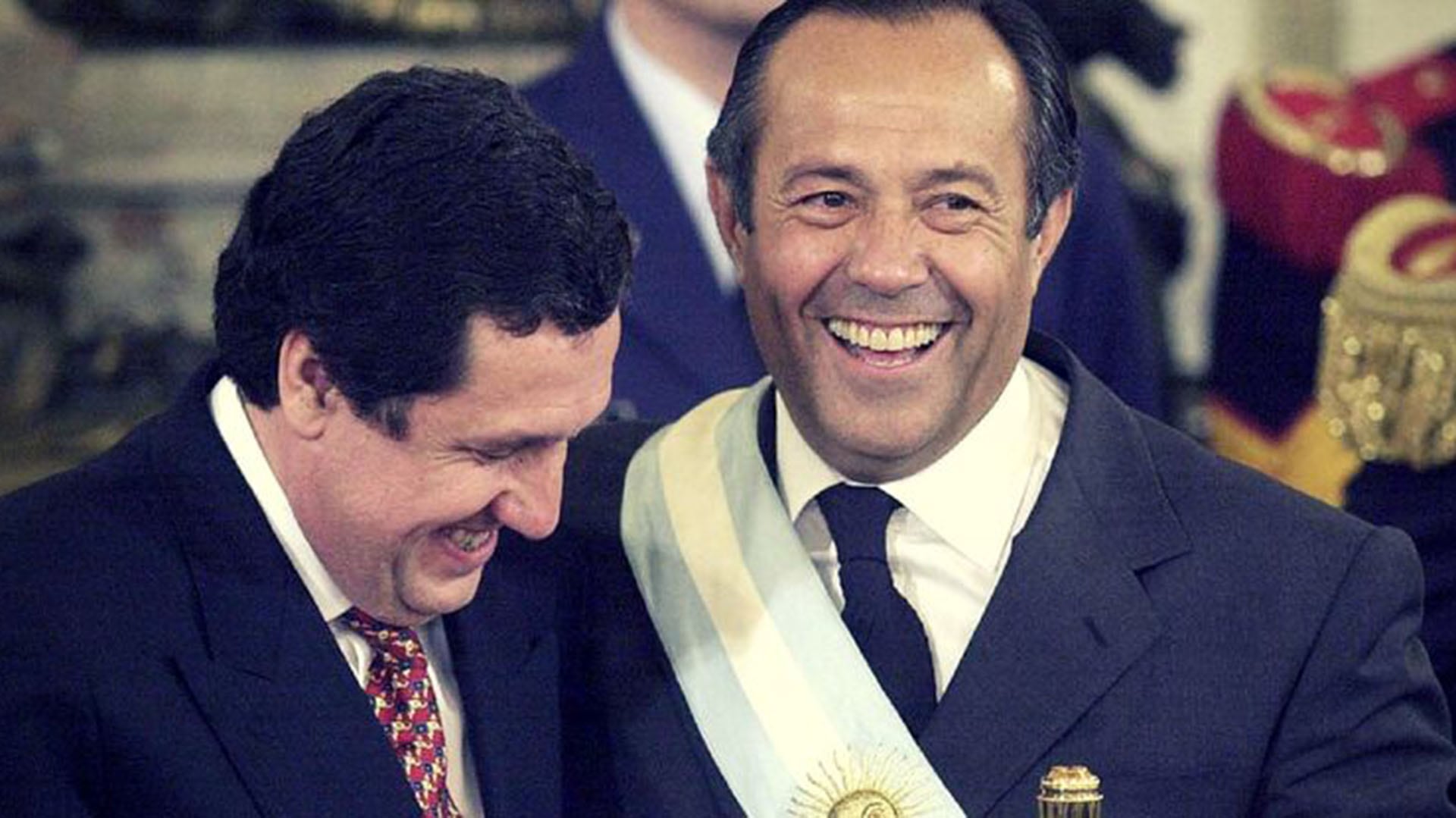 Adolfo Rodríguez Saa, con la banda presidencial puesta.