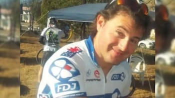 Un hombre pedaleaba 50 kilómetros