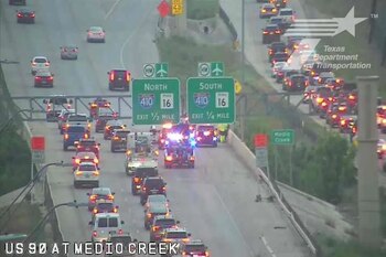Un accidente en la autopista 90 en dirección este, cerca de la circunvalación Loop 1604, está provocando retrasos de hasta una hora en San Antonio este viernes 10 de abril