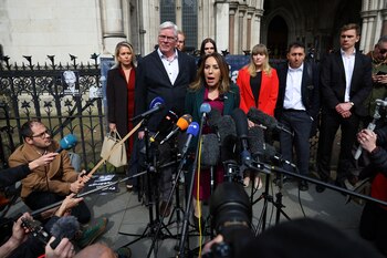 Stella Assange, la esposa del fundador de WikiLeaks, habla con los medios de comunicación, después de un fallo sobre si Julian Assange puede apelar contra la extradición de Gran Bretaña a los Estados Unidos, en Londres, Gran Bretaña, 26 de marzo de 2024. REUTERS/Toby Melville