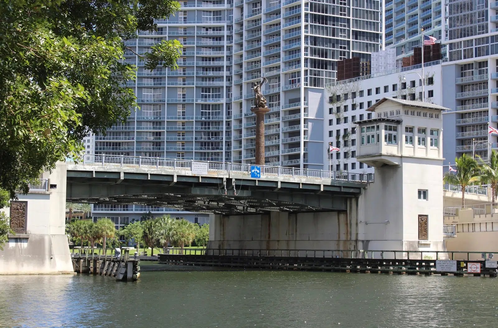 La Guardia Costera investiga reportes sobre incumplimiento de las normas de la Brickell Avenue Bridge y asegura el seguimiento a las denuncias formales (GPI)