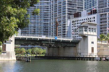 La Guardia Costera investiga reportes sobre incumplimiento de las normas de la Brickell Avenue Bridge y asegura el seguimiento a las denuncias formales (GPI)
