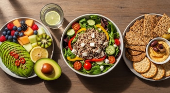 Opciones de desayuno como smoothies,