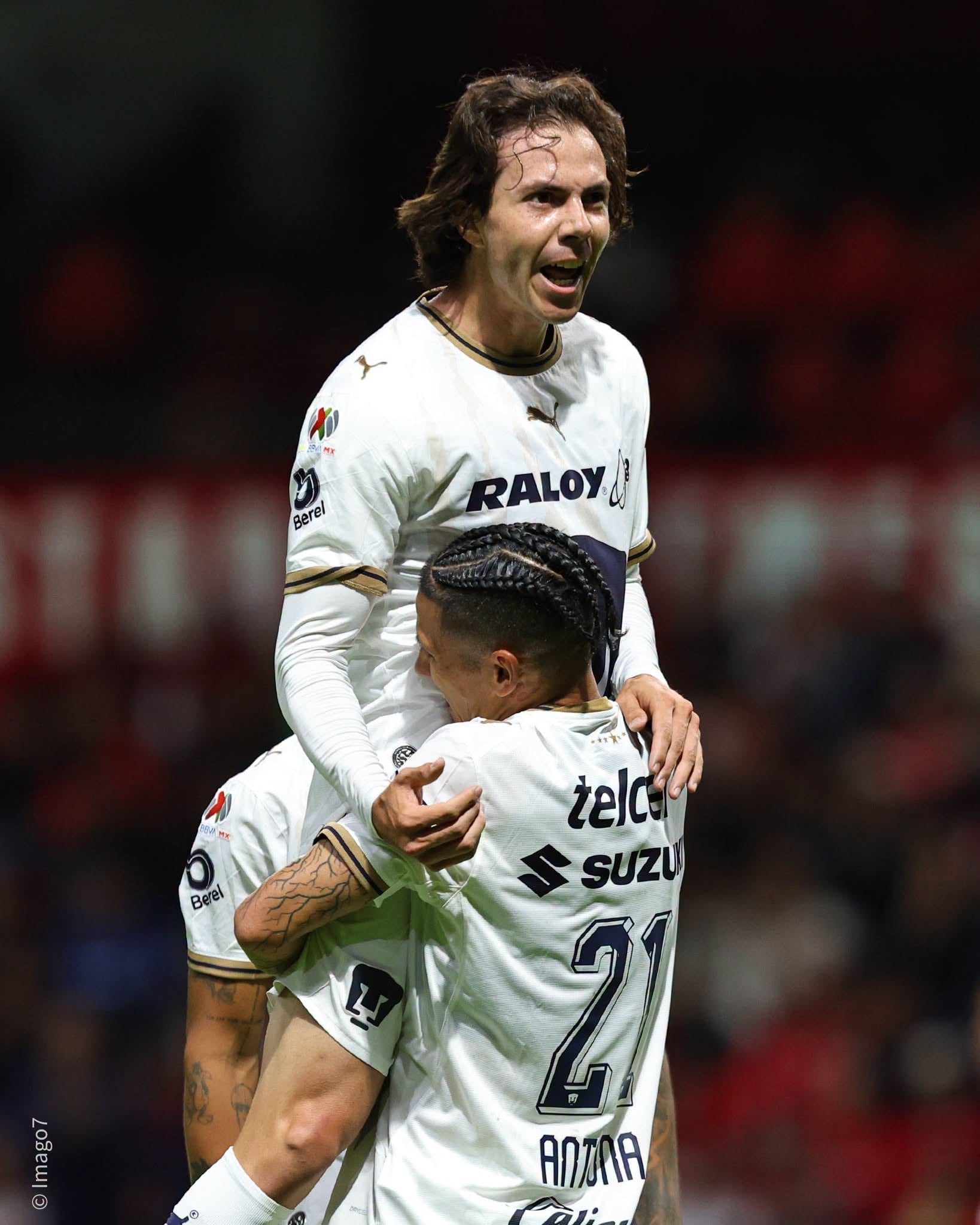 Sebastián Cordova en festejo de gol, durante el partido correspondiente a la jornada 2 del torneo Apertura 2026 de la Liga BBVA MX, entre los Diablos Rojos del Toluca y los Pumas de la UNAM, realizado en el estadio Nemesio Diez. (Foto: Imago7/Jesús Esquivel)