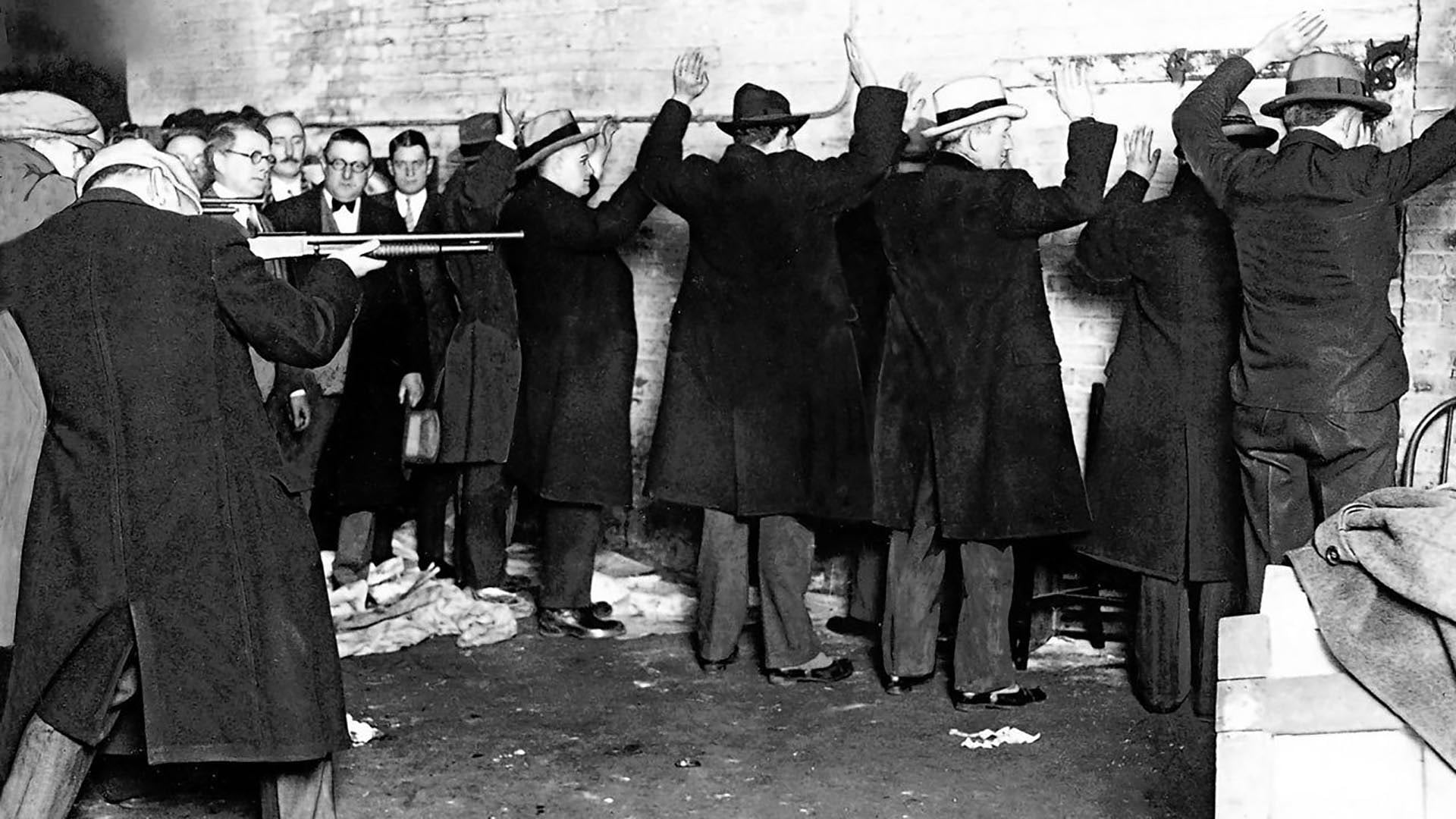 La masacre de San Valentín: falsos policías, una emboscada perfecta y el crimen que consolidó el poder de Al Capone en Chicago