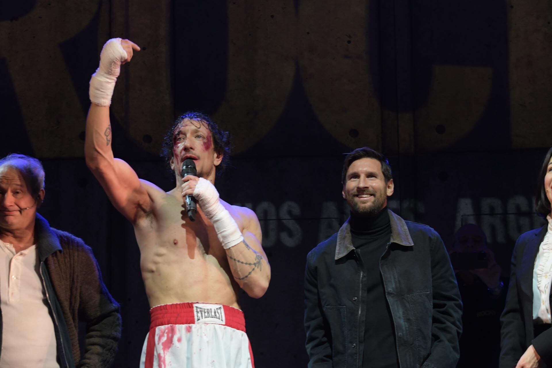 Leo Messi y Nico Vázquez, arriba dle escenario en medio del revuelo del públco