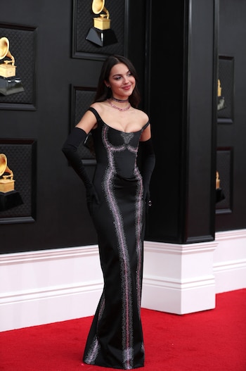 Olivia Rodrigo llevó un vestido tipo sirena con escote de hombros caídos presionándole bastante el busto. “Me parece que entendió la alfombra correctamente", dijo Saiach (REUTERS/Maria Alejandra Cardona)