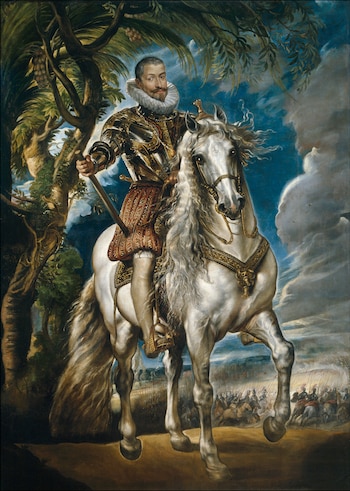 El duque sobre un caballo blanco, lleva sus mejores galas de la moda del siglo XVII. En el fondo se aprecia una batalla