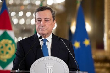 Mario Draghi hablando con periodistas