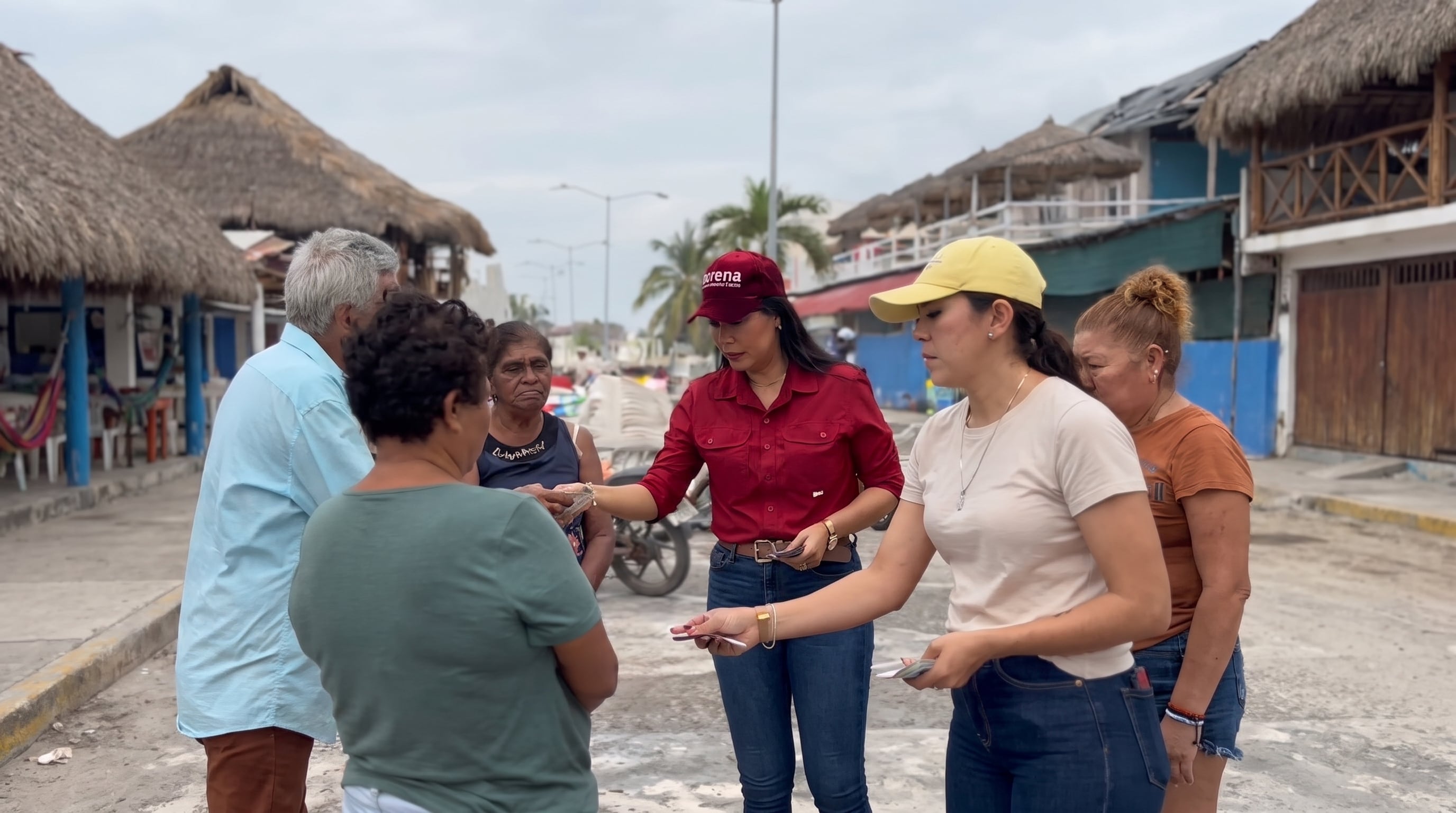 Diputada de Morena reparte dinero a damnificados en Colima mientras busca candidatura para 2027