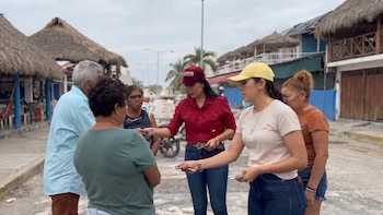 Diputada de Morena reparte dinero a damnificados en Colima mientras busca candidatura para 2027