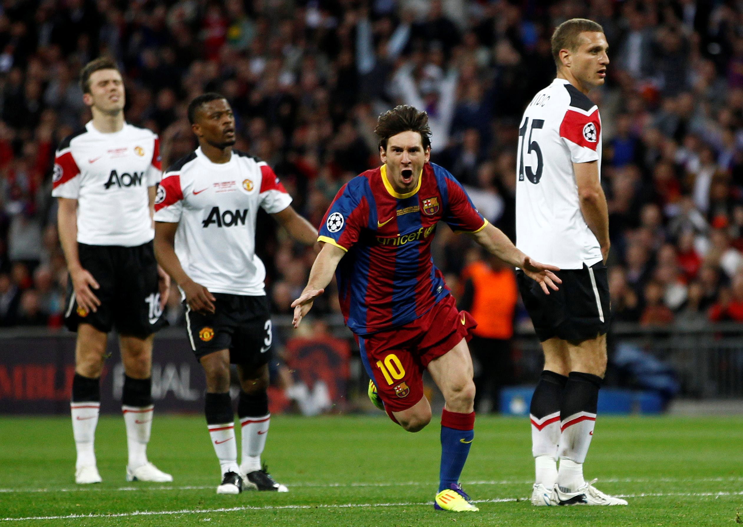 La autoridad de Vidic para comparar a Lamine con Messi se respalda en su experiencia enfrentando al argentino en partidos decisivos de Champions League (REUTERS/Eddie Keogh/File photo)