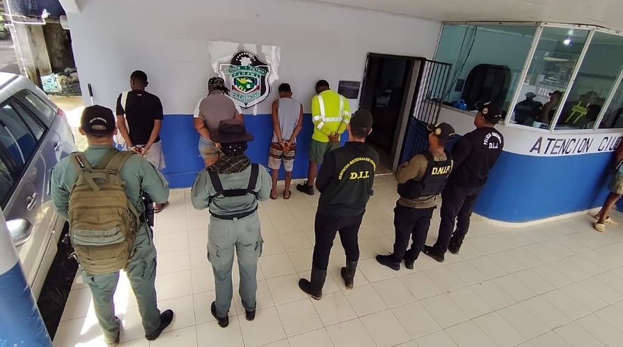 Los detenidos fueron trasladados a la zona de Policía. (PN)