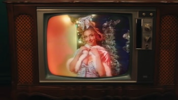 Sydney Sweeney se caracterizó de Cindy Lou Who para su nuevo comercial. (Captura de video)