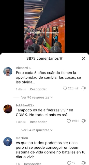 Multitud de personas en un andén del Metro junto a un tren naranja de la CDMX. Abajo, se ven comentarios de usuarios de redes sociales sobre la situación