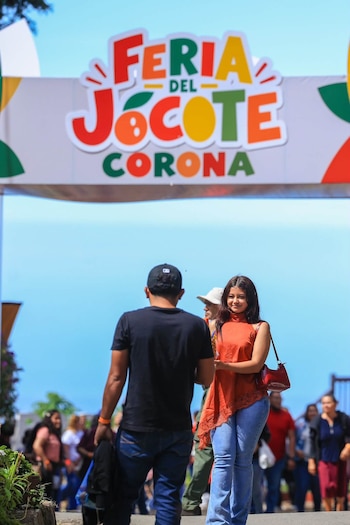 Durante dos jornadas, salvadoreños y visitantes extranjeros probaron opciones dulces y saladas en el parque natural santaneco, donde emprendedores también ofrecieron cremas, bálsamos y salsas artesanales elaboradas localmente para los asistentes (Foto cortesía ISTU)