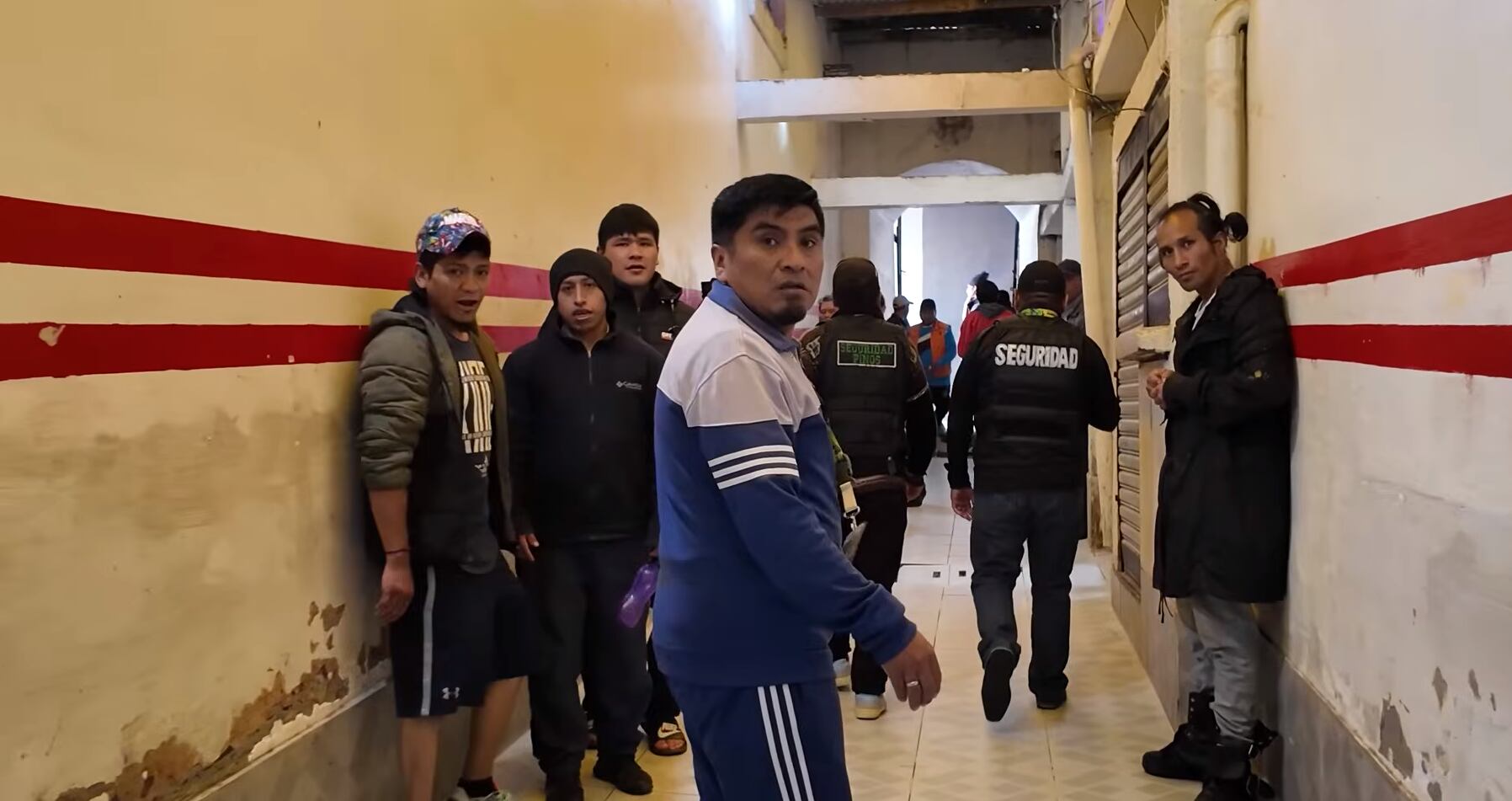 La seguridad y el orden en la cárcel de San Pedro dependen de una policía interna conformada por los propios presos, financiada con fondos colectivos - crédito Planeta Juan/YouTube