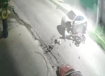 El accidente de tránsito en la calle antigua a Zacatecoluca involucró dos vehículos y una motocicleta durante la madrugada de este miércoles en La Paz. (Foto cortesía redes sociales)