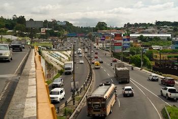 El puente Enrique Tejada Wyld absorbió más de 150 mil vehículos diarios y las autoridades, junto con Conred, restringieron de forma temporal el paso del transporte pesado para proteger la estructura.