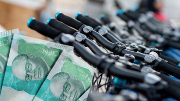 A pagar impuestos: el regalo de Claudia López a los ciclistas, que les costaría un ojo de la cara