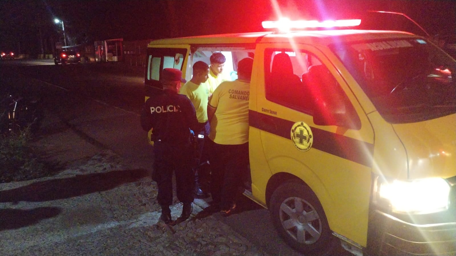 Una colisión entre dos motocicletas en la carretera Troncal del Norte, en Guazapa, dejó tres lesionados graves durante la mañana del lunes. (Foto cortesía Comandos de Salvamento)