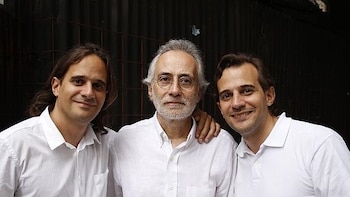 Los mellizos con su tío,