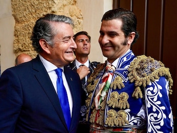 05/09/2026 El vicepresidente primero y consejero de Presidencia, Sanidad y Emergencias, Antonio Sanz, saluda al torero Morante de la Puebla durante la tradicional corrida Goyesca.
EUROPA ESPAÑA SOCIEDAD
ALEX ZEA/ EUROPA PRESS