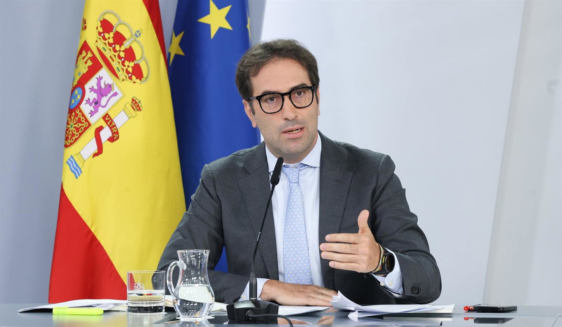 01/09/2026 El vicepresidente primero y ministro de Economía, Comercio y Empresa, Carlos Cuerpo, durante la rueda de prensa posterior al Consejo de Ministros, en el Palacio de la Moncloa, a 1 de septiembre de 2026, en Madrid (España). El Consejo de Ministros ha aprobado el real decreto-ley de medidas urgentes de carácter social y económico de apoyo a la ciudad de Ceuta, que comprende 309 millones de euros en lo que queda de 2026 para apoyar los servicios esenciales, la seguridad, la acogida de menores y la atención humanitaria y ayudar a empresas y trabajadores. El importe total se desglosa en diversas partidas, siendo la más cuantiosa la de acogida de menores y atención humanitaria, dotada con 108 millones de euros.
POLITICA
Marta Fernández - Europa Press